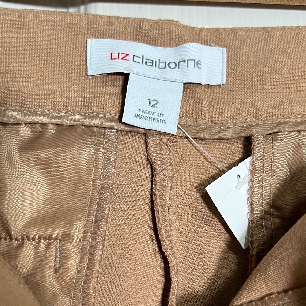 💥Liz Claiborne Women's Ankle /cropped Tan Pants - Picture 2 of 8